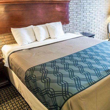Rodeway Inn & Suites Wilmington North Bagian luar foto