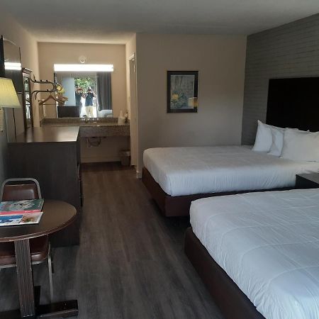 Rodeway Inn & Suites Wilmington North Ruang foto