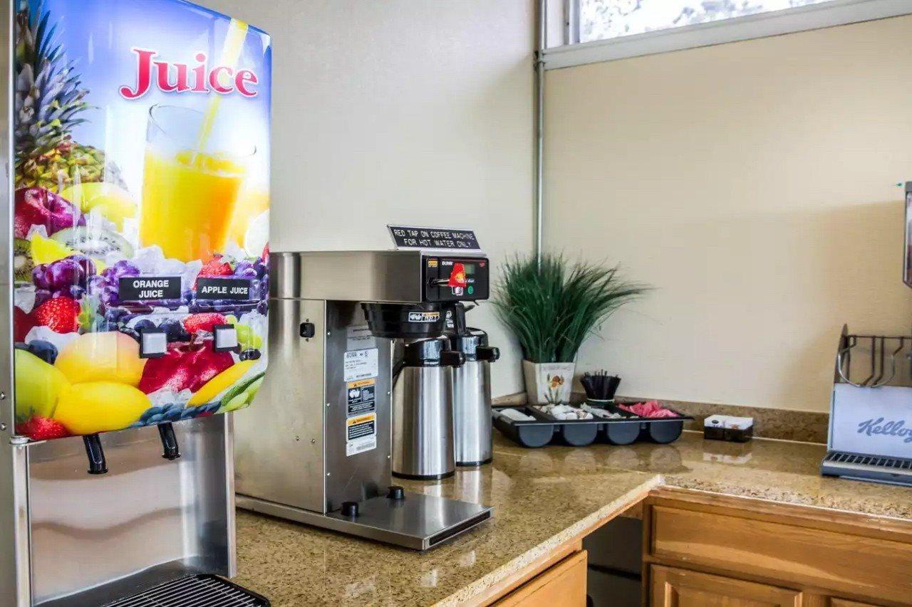 Rodeway Inn & Suites Wilmington North Bagian luar foto