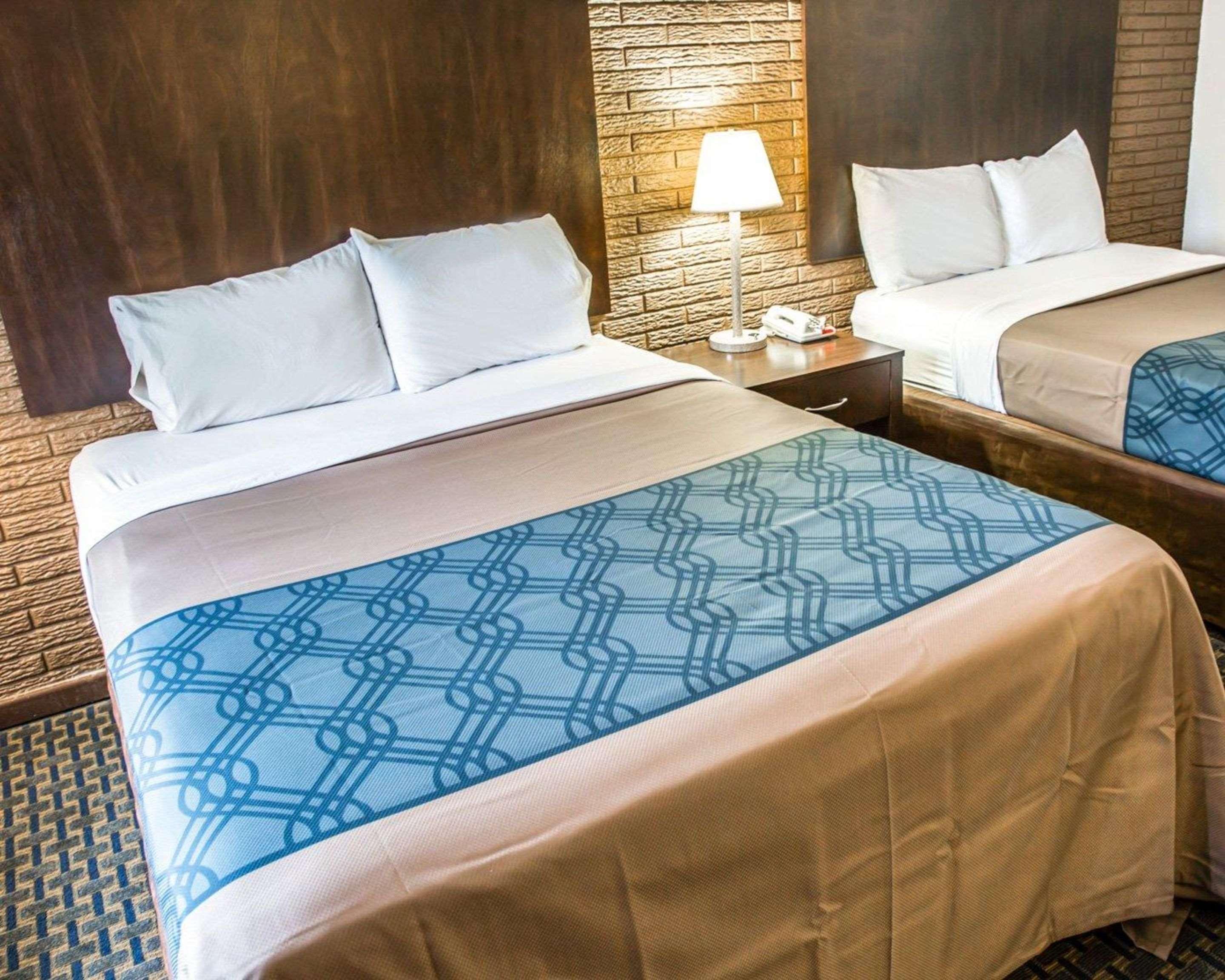 Rodeway Inn & Suites Wilmington North Bagian luar foto