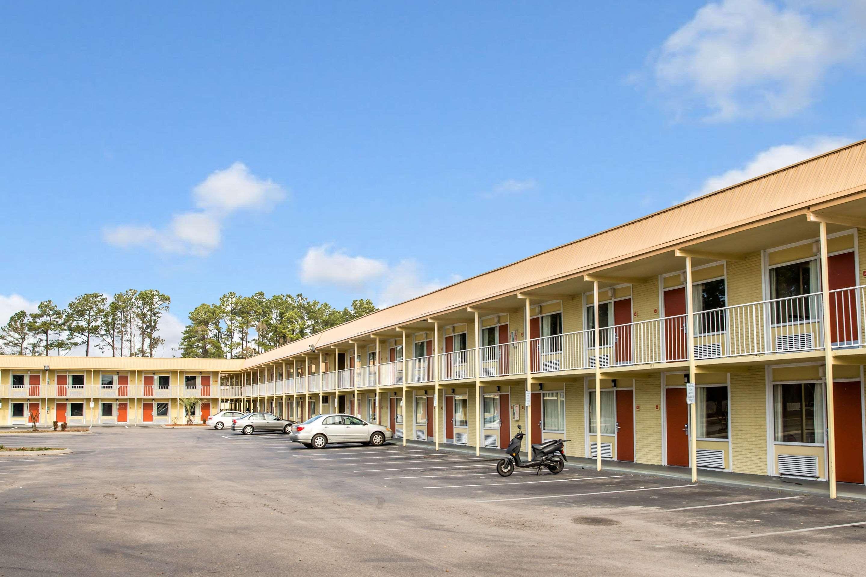 Rodeway Inn & Suites Wilmington North Bagian luar foto