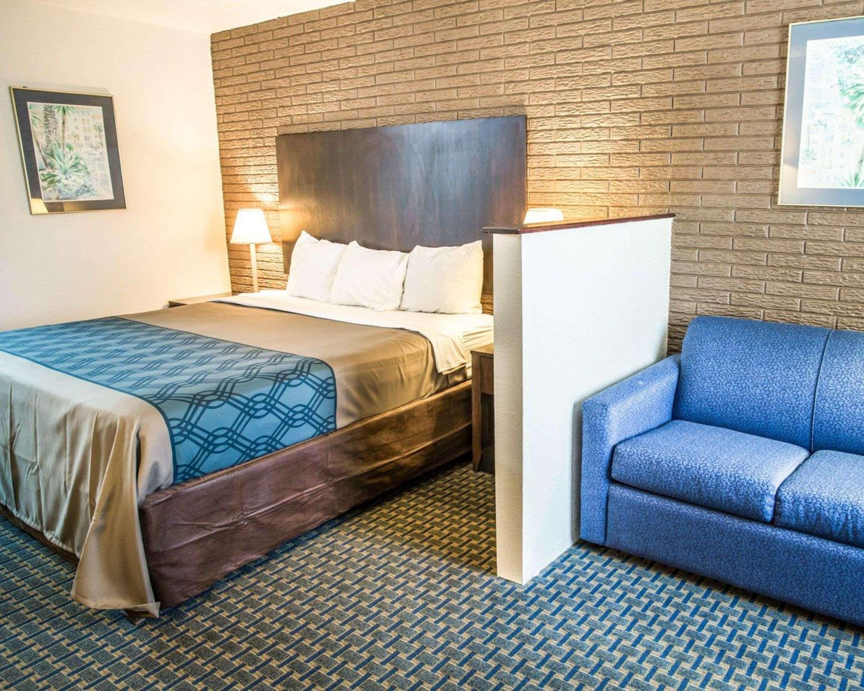 Rodeway Inn & Suites Wilmington North Bagian luar foto