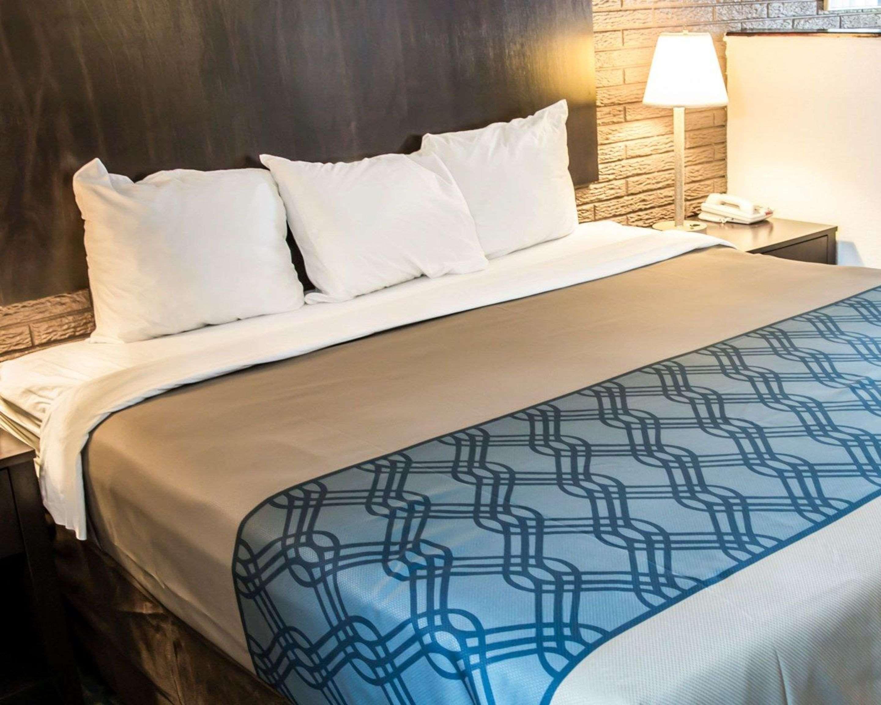 Rodeway Inn & Suites Wilmington North Bagian luar foto
