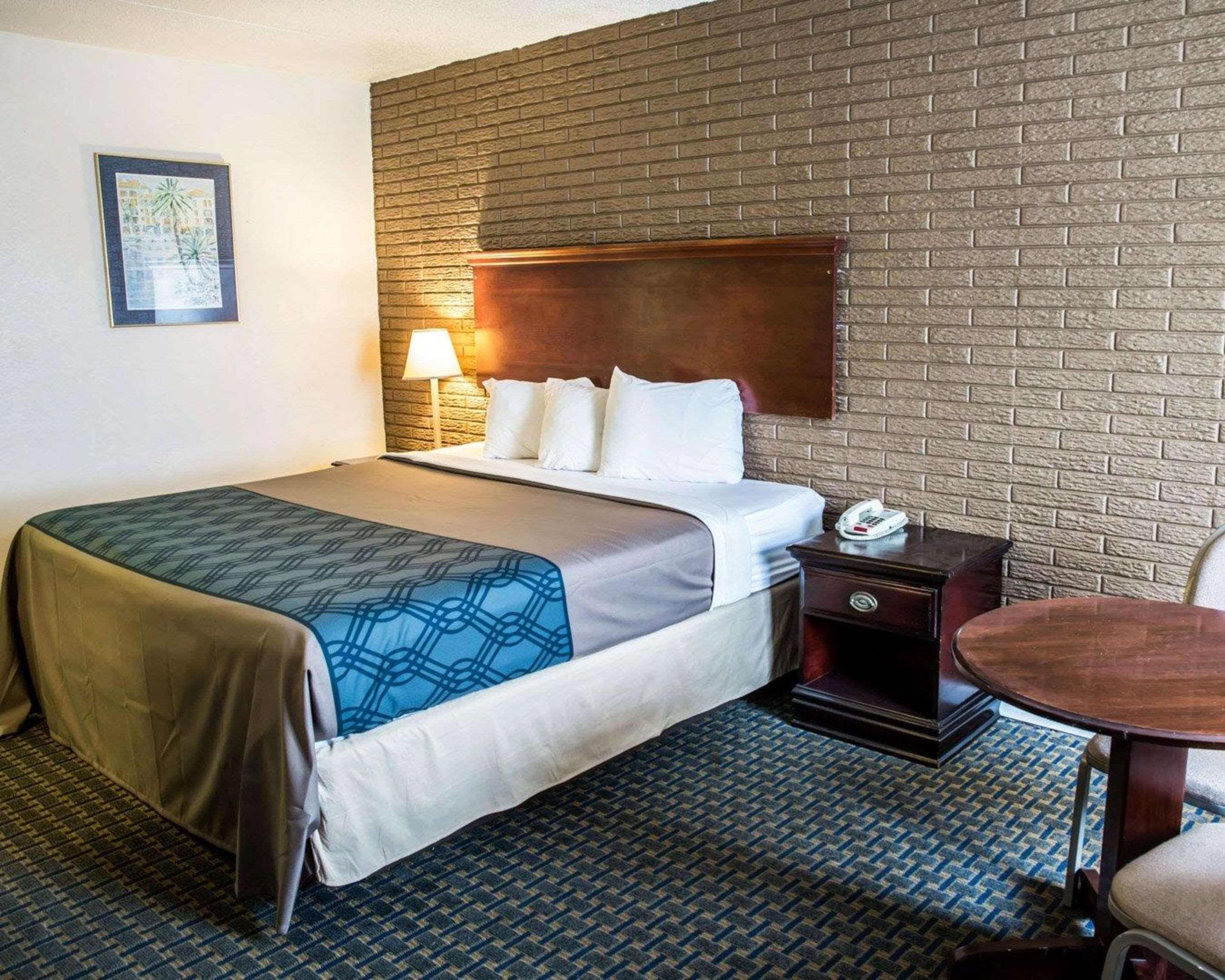 Rodeway Inn & Suites Wilmington North Bagian luar foto