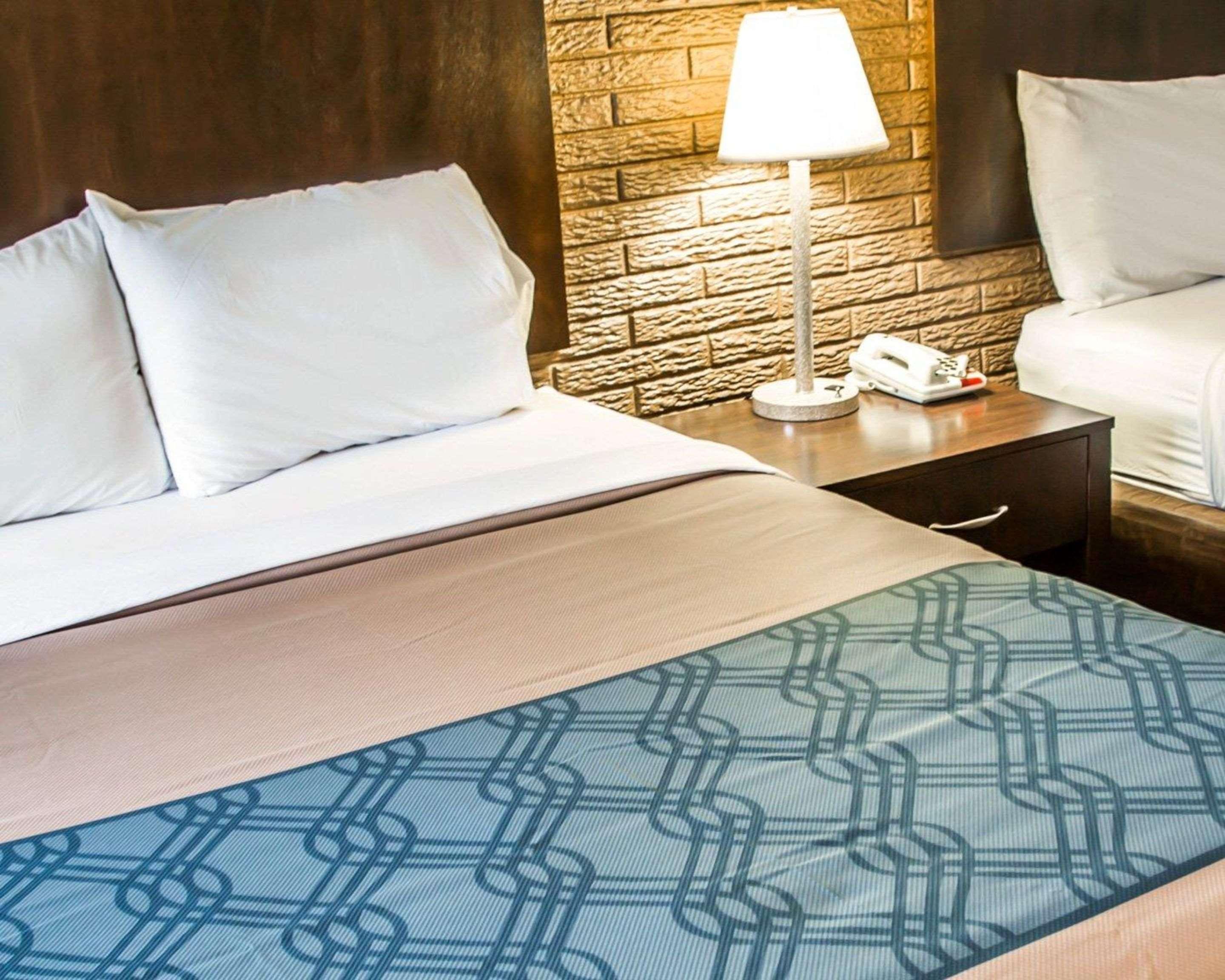 Rodeway Inn & Suites Wilmington North Bagian luar foto