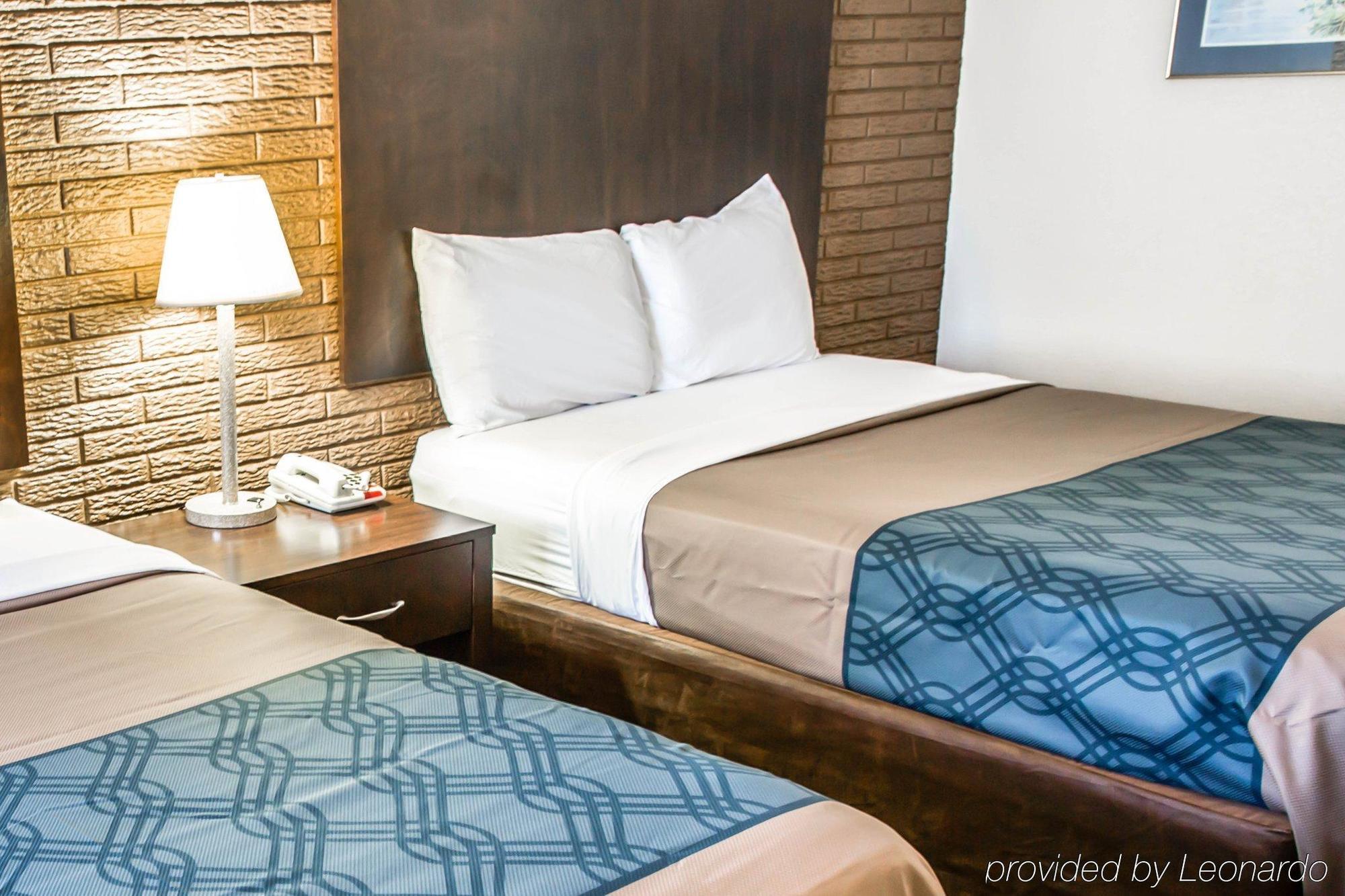 Rodeway Inn & Suites Wilmington North Bagian luar foto