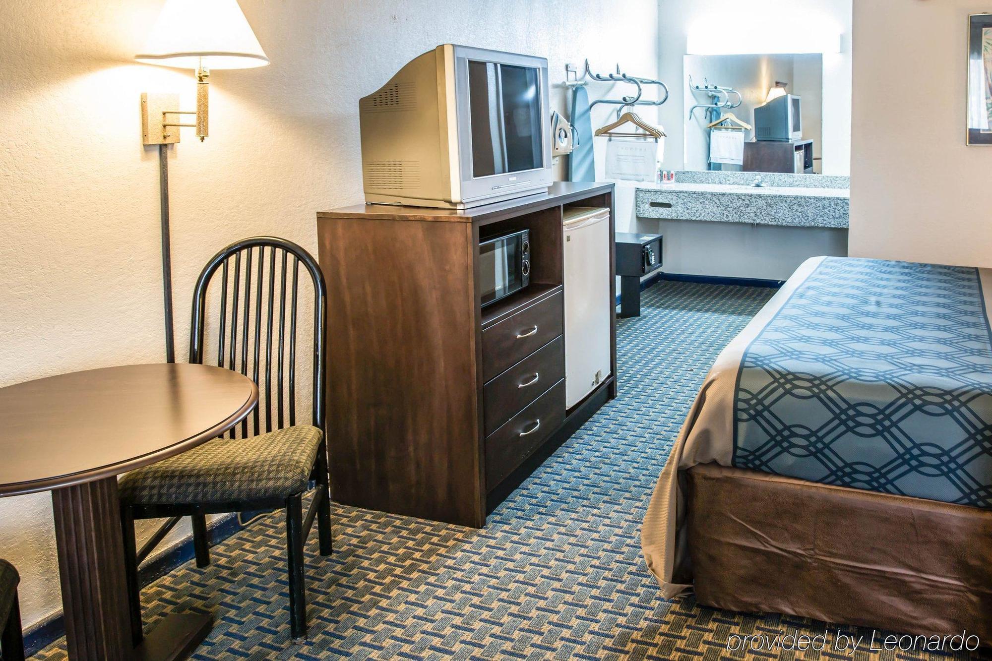 Rodeway Inn & Suites Wilmington North Bagian luar foto