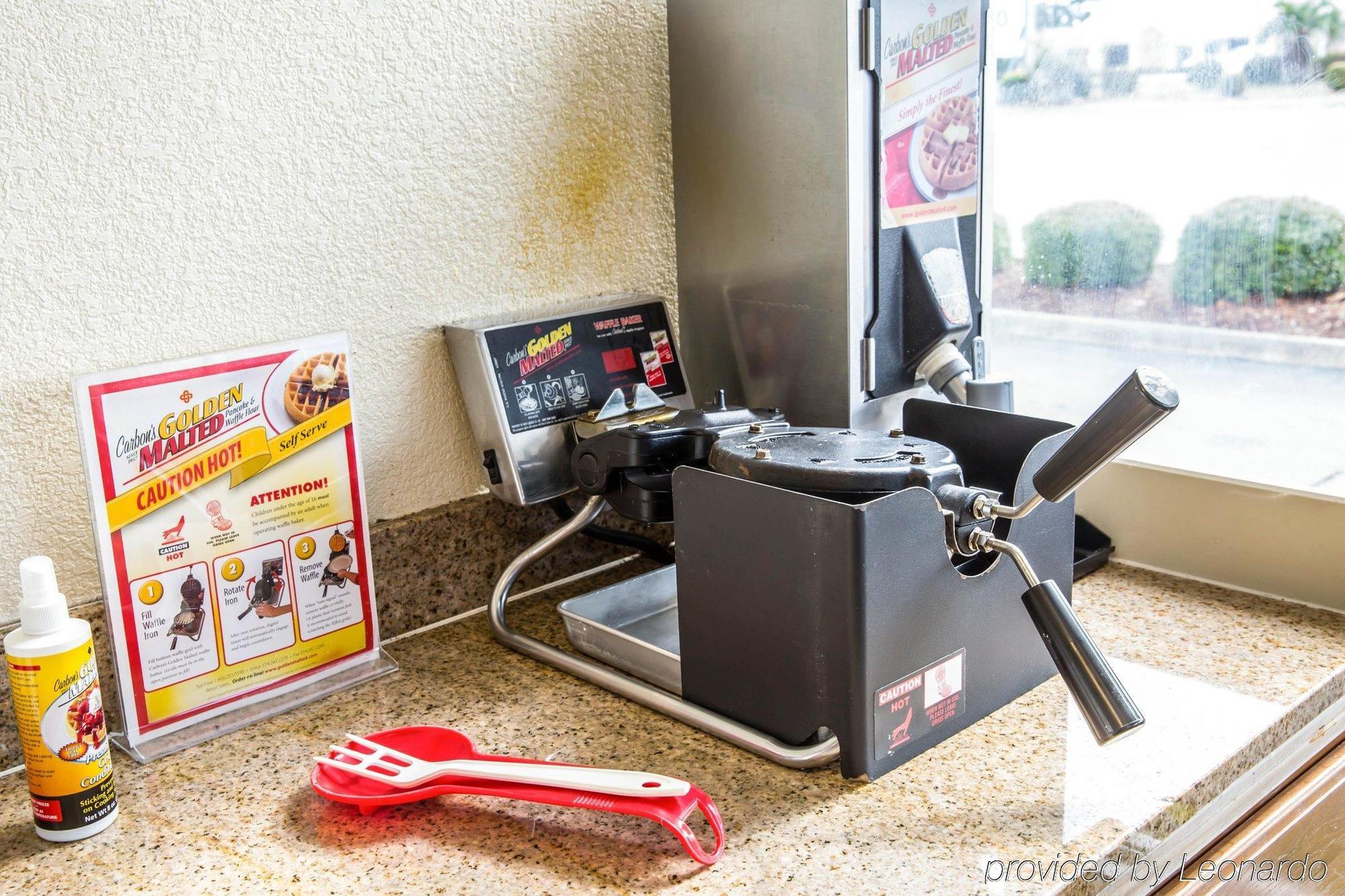 Rodeway Inn & Suites Wilmington North Bagian luar foto