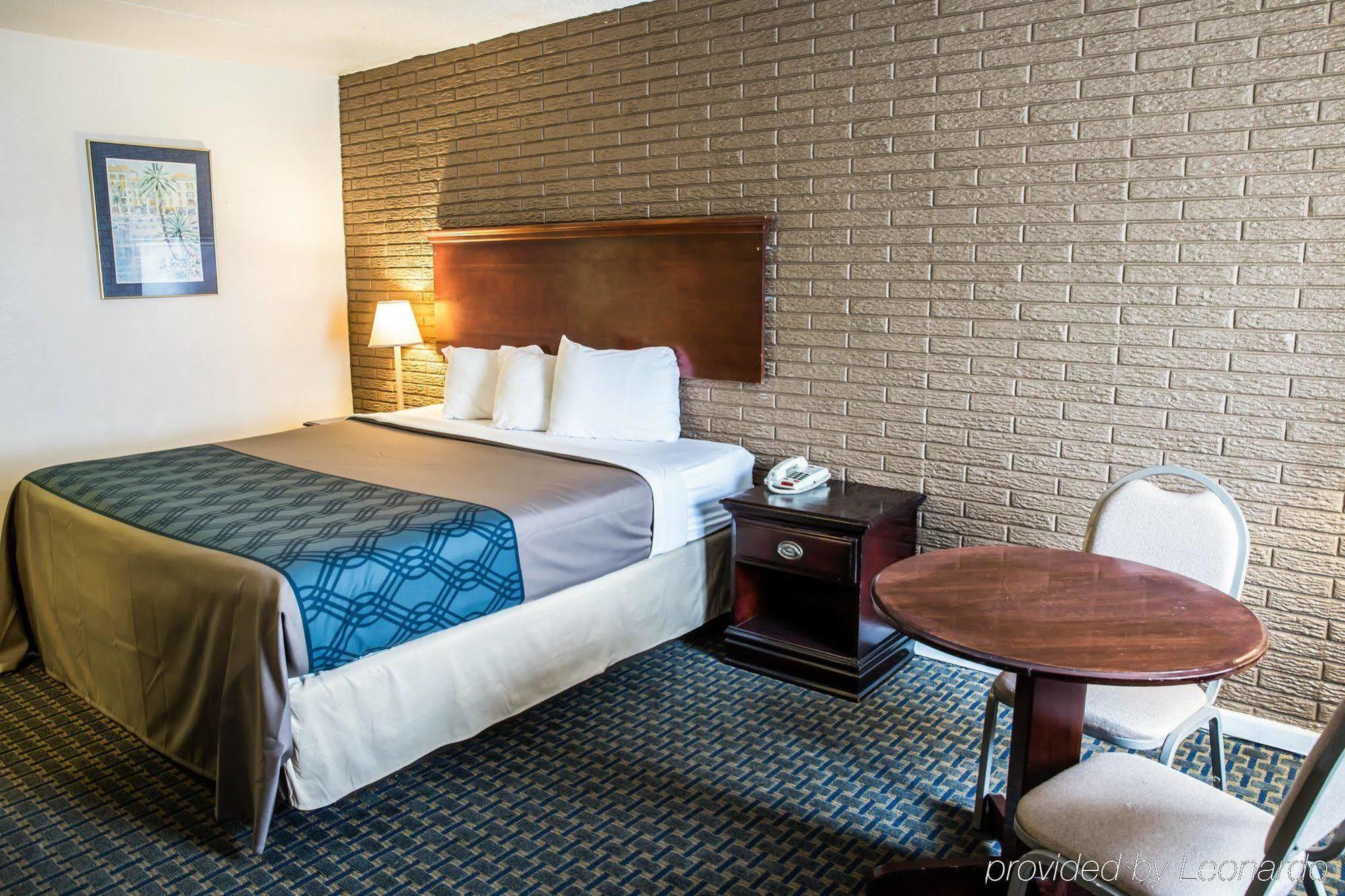 Rodeway Inn & Suites Wilmington North Bagian luar foto