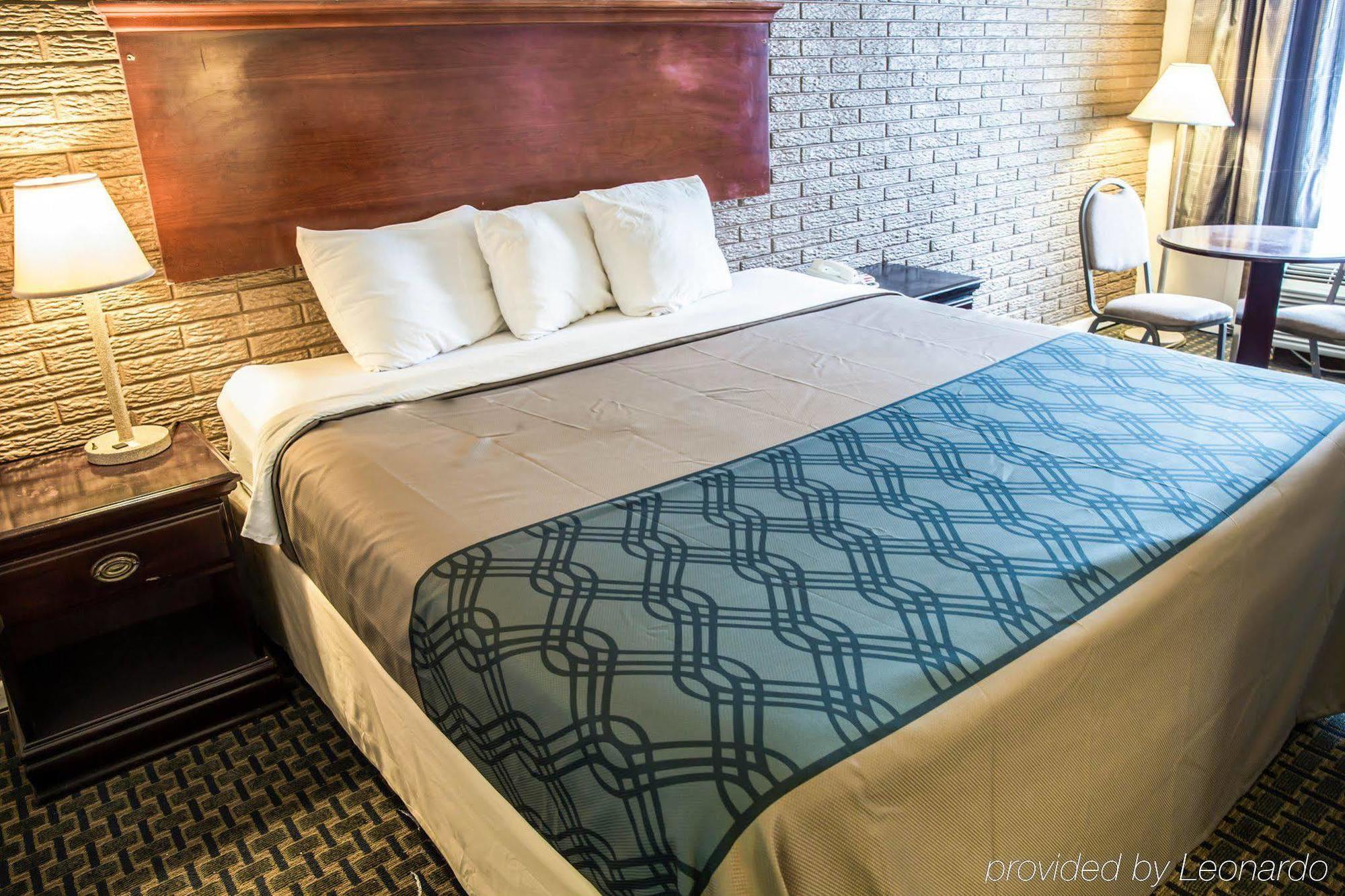 Rodeway Inn & Suites Wilmington North Bagian luar foto