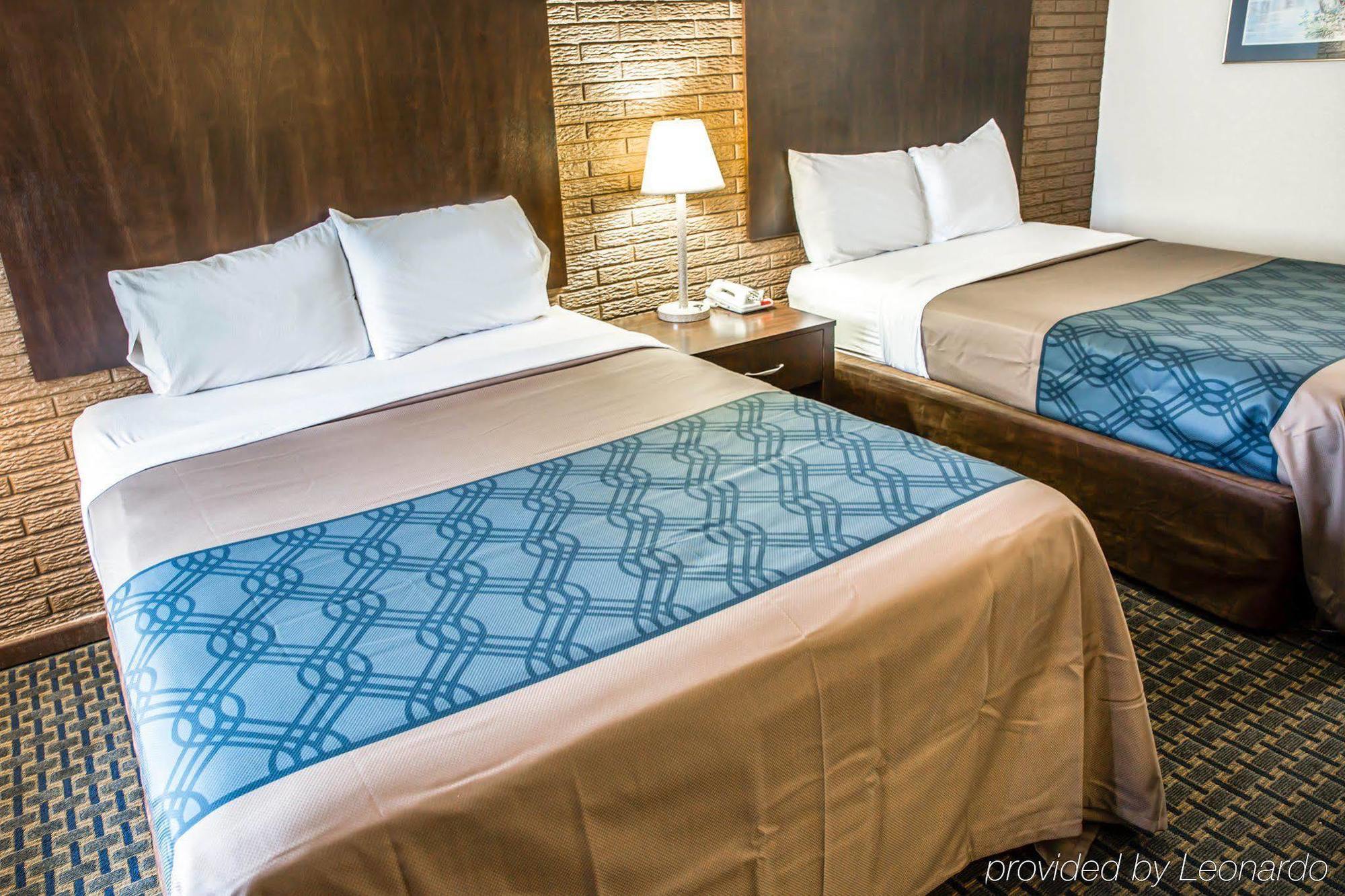 Rodeway Inn & Suites Wilmington North Bagian luar foto