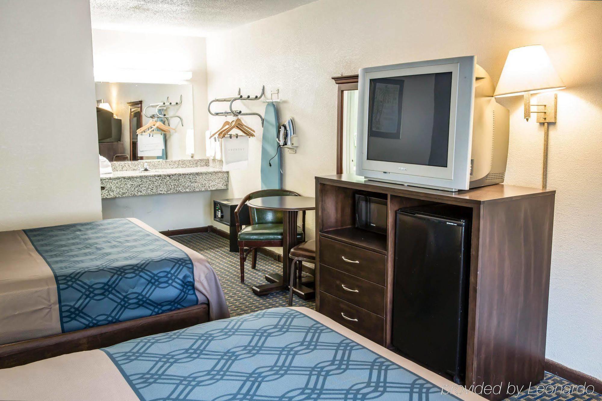 Rodeway Inn & Suites Wilmington North Bagian luar foto