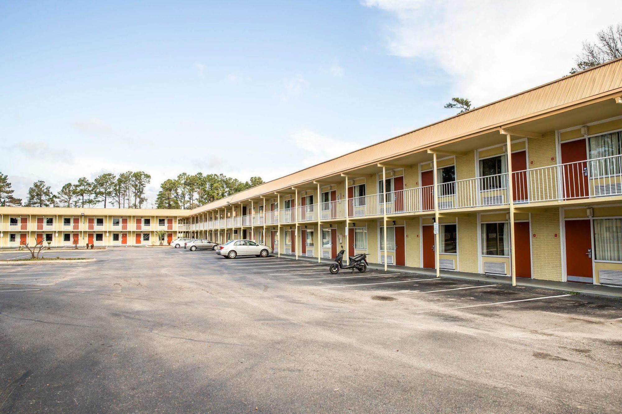 Rodeway Inn & Suites Wilmington North Bagian luar foto