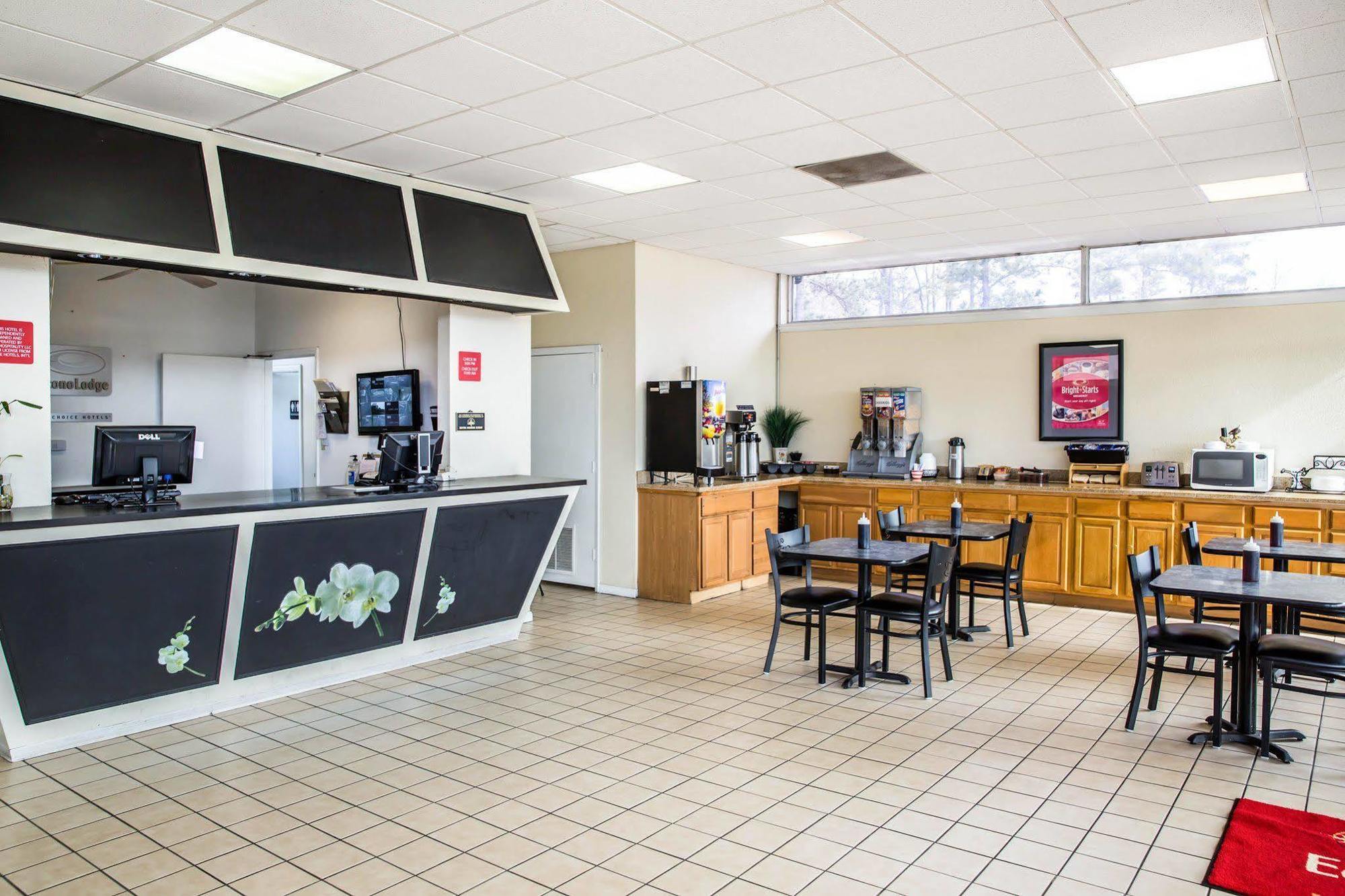 Rodeway Inn & Suites Wilmington North Bagian luar foto