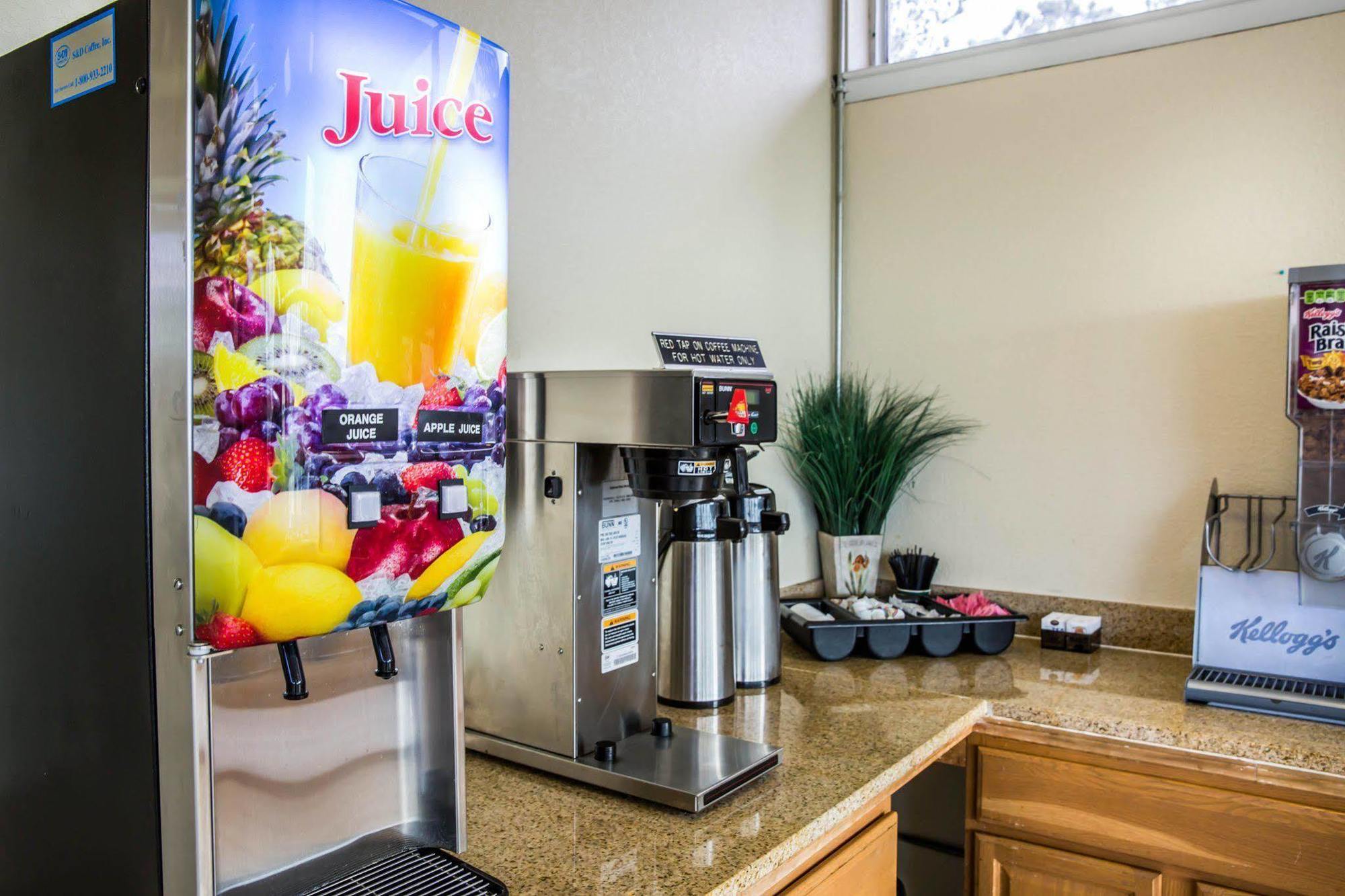 Rodeway Inn & Suites Wilmington North Bagian luar foto