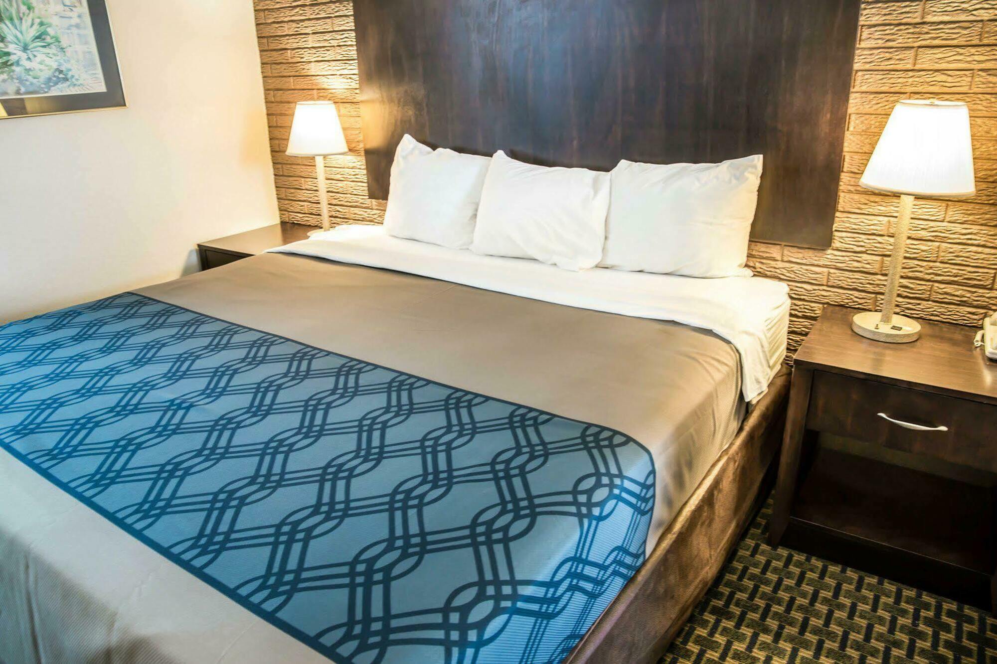 Rodeway Inn & Suites Wilmington North Bagian luar foto